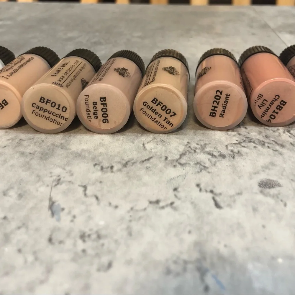 Air Brush Make up set of 8 various colors & finish spray Flawless make up